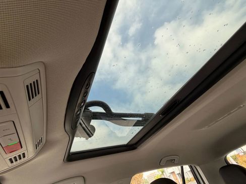 Used 2016 Volkswagen e-Golf SE w/ DC Fast Charging Package image 3