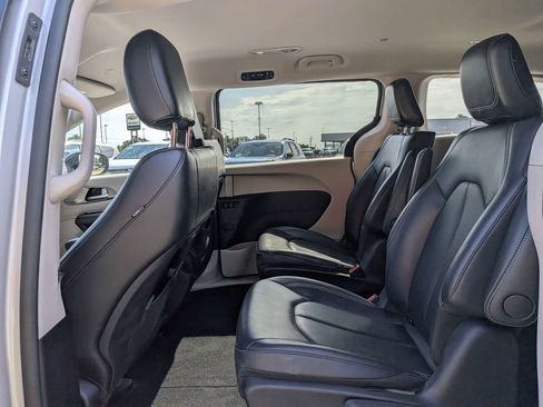 Used 2024 Chrysler Pacifica Limited FWD image 14