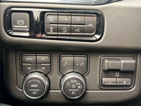 Used 2025 GMC Yukon XL AT4 AWD/4WD image 21