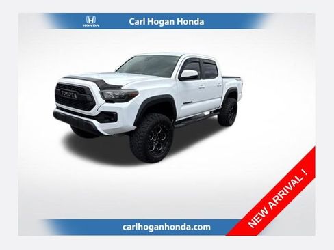 Used 2020 Toyota Tacoma TRD Off-Road AWD/4WD image 1