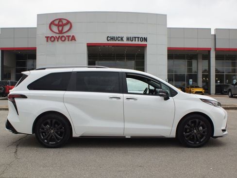 Used 2025 Toyota Sienna XSE w/ XSE Premium Package image 1