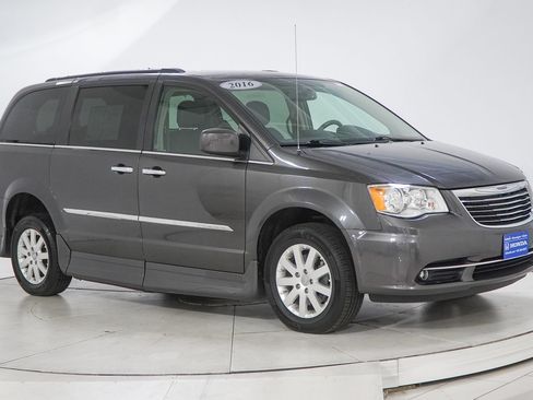 Used 2016 Chrysler Town & Country Touring w/ Driver Convenience Group FWD image 13