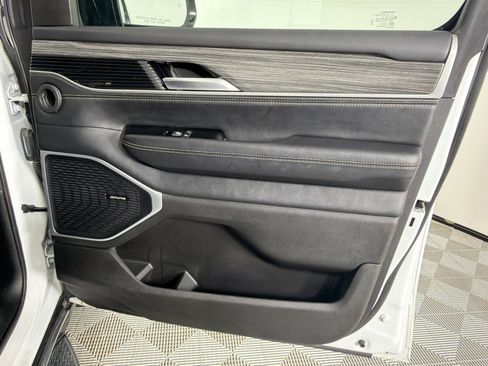 Used 2024 Jeep Wagoneer L Series II w/ Flexible Seating Group RWD image 15