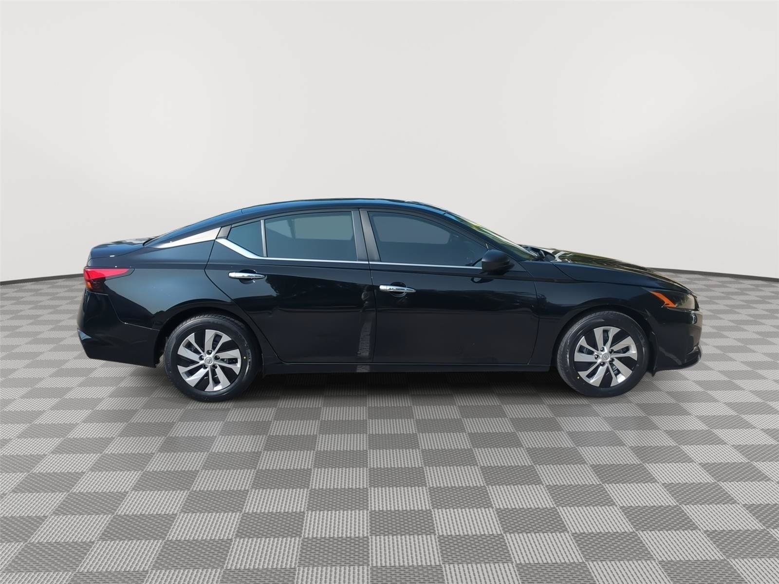Used 2024 Nissan Altima 2.5 S FWD image 10