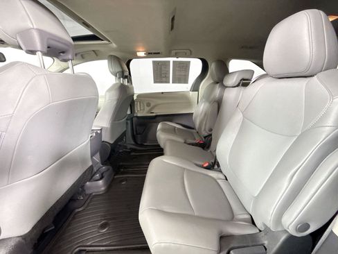 Certified 2024 Toyota Sienna XLE FWD image 30