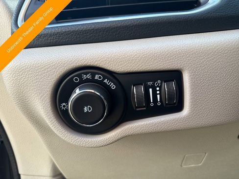 Used 2022 Chrysler Pacifica Limited w/ Uconnect Theater Family Group AWD/4WD image 36