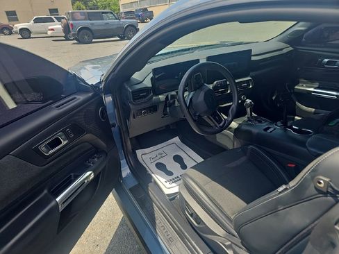 Used 2025 Ford Mustang GT RWD image 5