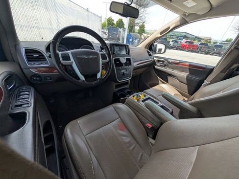 Used 2012 Chrysler Town & Country Touring w/ Entertainment Group #1 FWD image 5