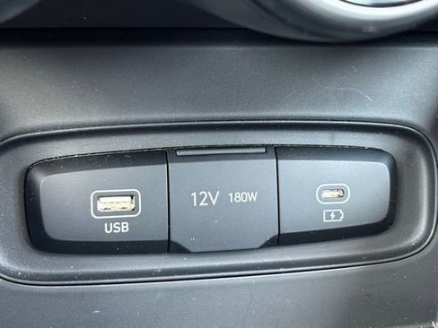 Used 2023 Hyundai Venue SEL FWD image 17