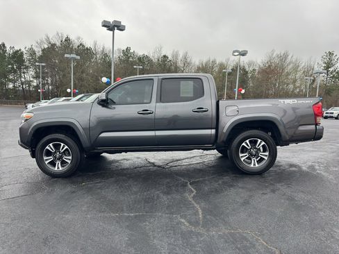Used 2017 Toyota Tacoma TRD Sport RWD image 3
