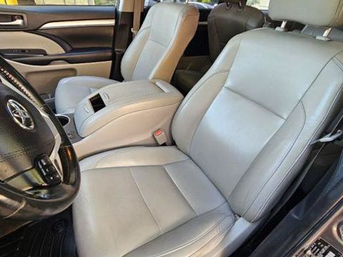 Used 2019 Toyota Highlander XLE AWD/4WD image 16