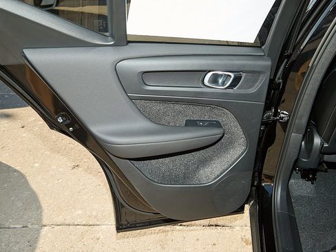 New 2026 Volvo XC40 B5 Plus w/ Climate Package image 18