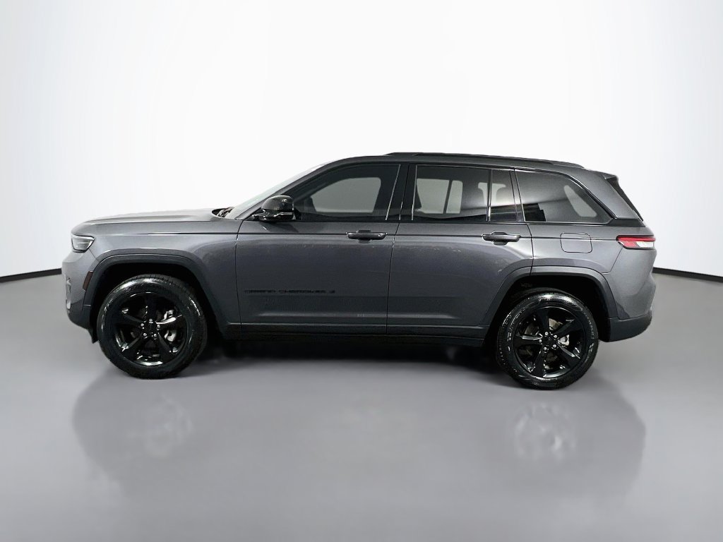 Used 2024 Jeep Grand Cherokee Altitude AWD/4WD image 4