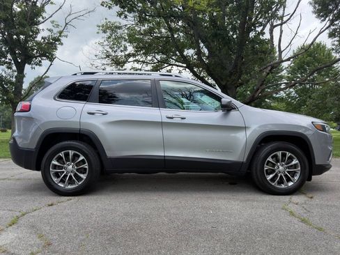 Used 2019 Jeep Cherokee Latitude Plus AWD/4WD image 3