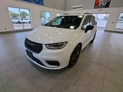 Used 2025 Chrysler Pacifica Limited