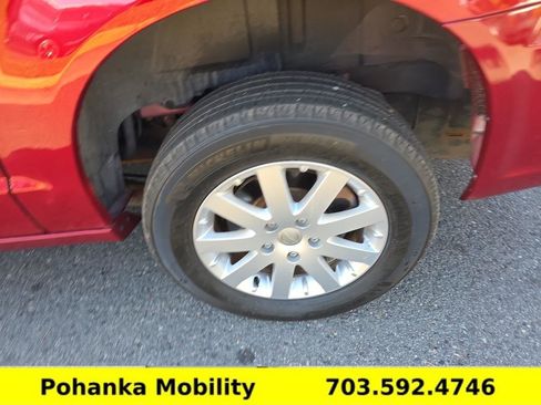 Used 2013 Chrysler Town & Country Touring image 30