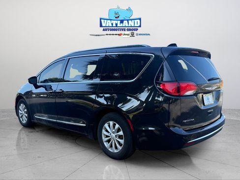 Certified 2019 Chrysler Pacifica Touring-L FWD image 3
