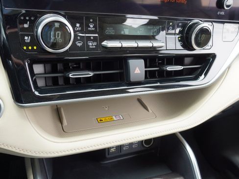 Used 2024 Toyota Highlander Platinum FWD image 18
