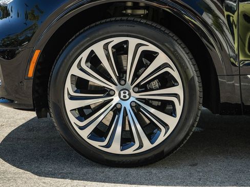 Used 2023 Bentley Bentayga Extended Wheelbase AWD/4WD image 7