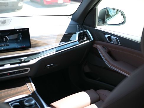 Used 2025 BMW X5 xDrive40i image 9