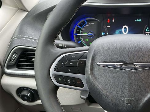 Used 2024 Chrysler Pacifica Select image 23