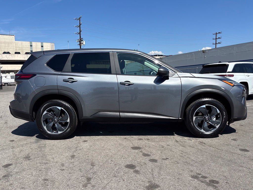 Used 2025 Nissan Rogue SV FWD image 2