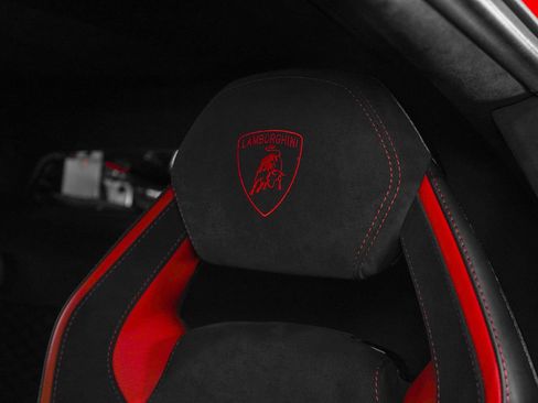 Used 2018 Lamborghini Aventador S image 41