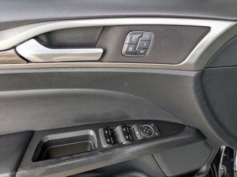Used 2017 Ford Fusion SE w/ Fusion SE Technology Package FWD image 21