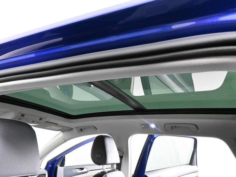 Certified 2022 Volkswagen Taos SEL AWD/4WD image 5