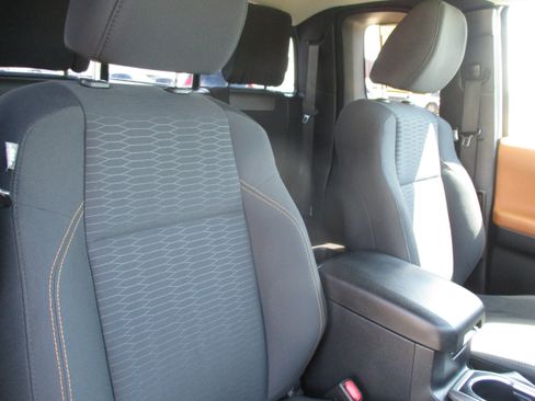 Used 2017 Toyota Tacoma SR5 RWD image 27