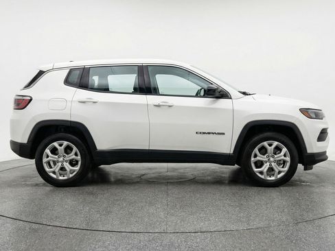 Used 2025 Jeep Compass Latitude image 11