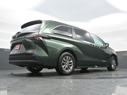 Used 2024 Toyota Sienna XLE image 34