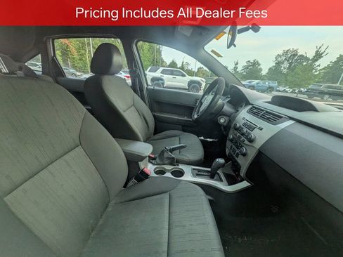 Used 2010 Ford Focus SE FWD image 9