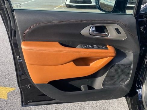 New 2026 Chrysler Pacifica Pinnacle image 12