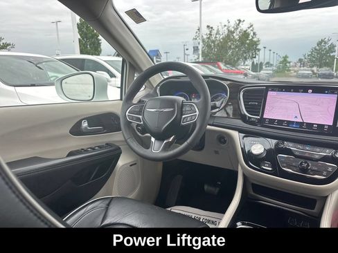 Used 2022 Chrysler Pacifica Limited AWD/4WD image 15