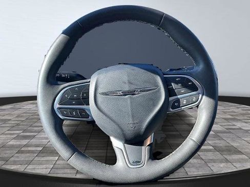 Used 2023 Chrysler Pacifica Touring-L FWD image 5