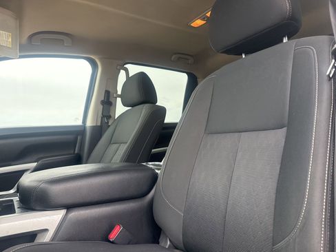 Used 2018 Nissan Titan SV w/ SV Convenience Package RWD image 37