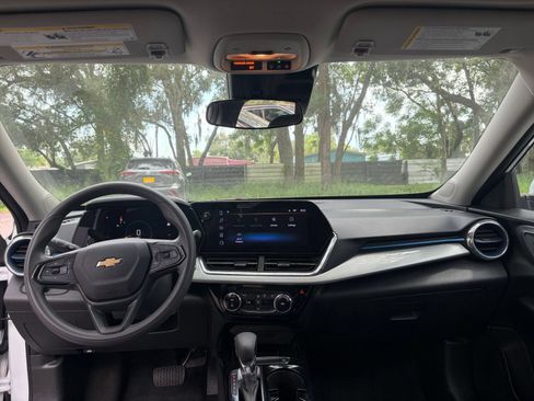 Used 2025 Chevrolet Trax LT FWD image 31
