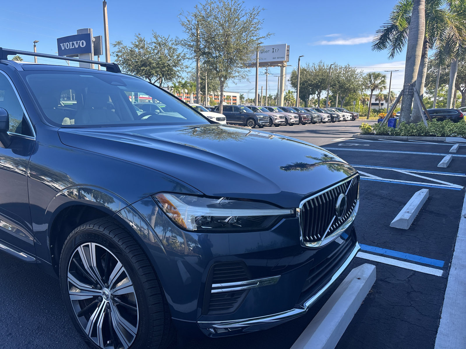 Used 2022 Volvo XC60 B6 Inscription w/ Protection Package Premier AWD/4WD image 4
