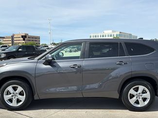 Used 2025 Toyota Highlander LE video 2
