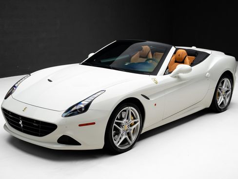 Used 2015 Ferrari California T RWD image 5