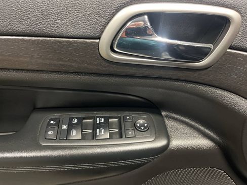 Used 2017 Jeep Grand Cherokee Altitude AWD/4WD image 21