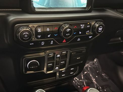 Used 2020 Jeep Gladiator Overland AWD/4WD image 31