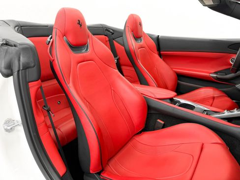 Used 2020 Ferrari Portofino RWD image 24