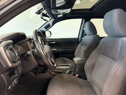 Used 2017 Toyota Tacoma TRD Off-Road AWD/4WD image 14