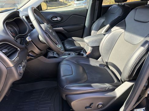 Used 2020 Jeep Cherokee Latitude Plus w/ Comfort/Convenience Group image 9