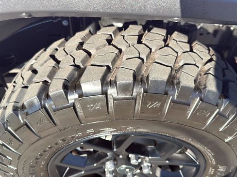 Certified 2025 Jeep Gladiator High Tide image 10