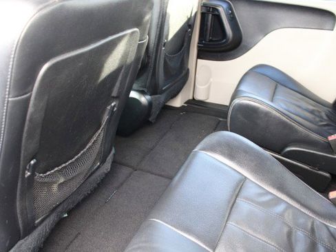 Used 2016 Chrysler Town & Country Touring w/ Driver Convenience Group image 26