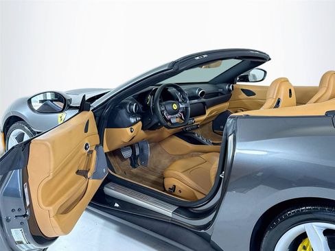 Used 2019 Ferrari Portofino RWD image 12