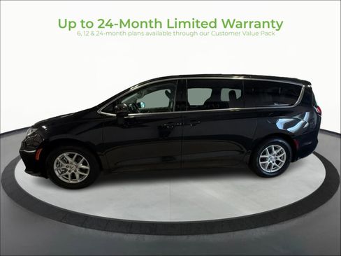 Used 2023 Chrysler Pacifica Touring-L FWD image 4